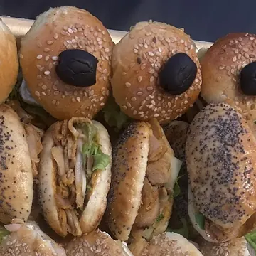 Mini-bagels garnis, fait maison par Berkach Cuisine Traiteur