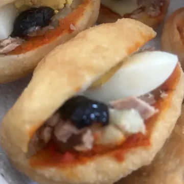 Petits pains thon, œuf, olive, fait maison par Berkach Cuisine Traiteur