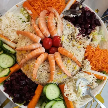 Plateau riz aux crevettes et crudités, fait maison par Berkach Cuisine Traiteur