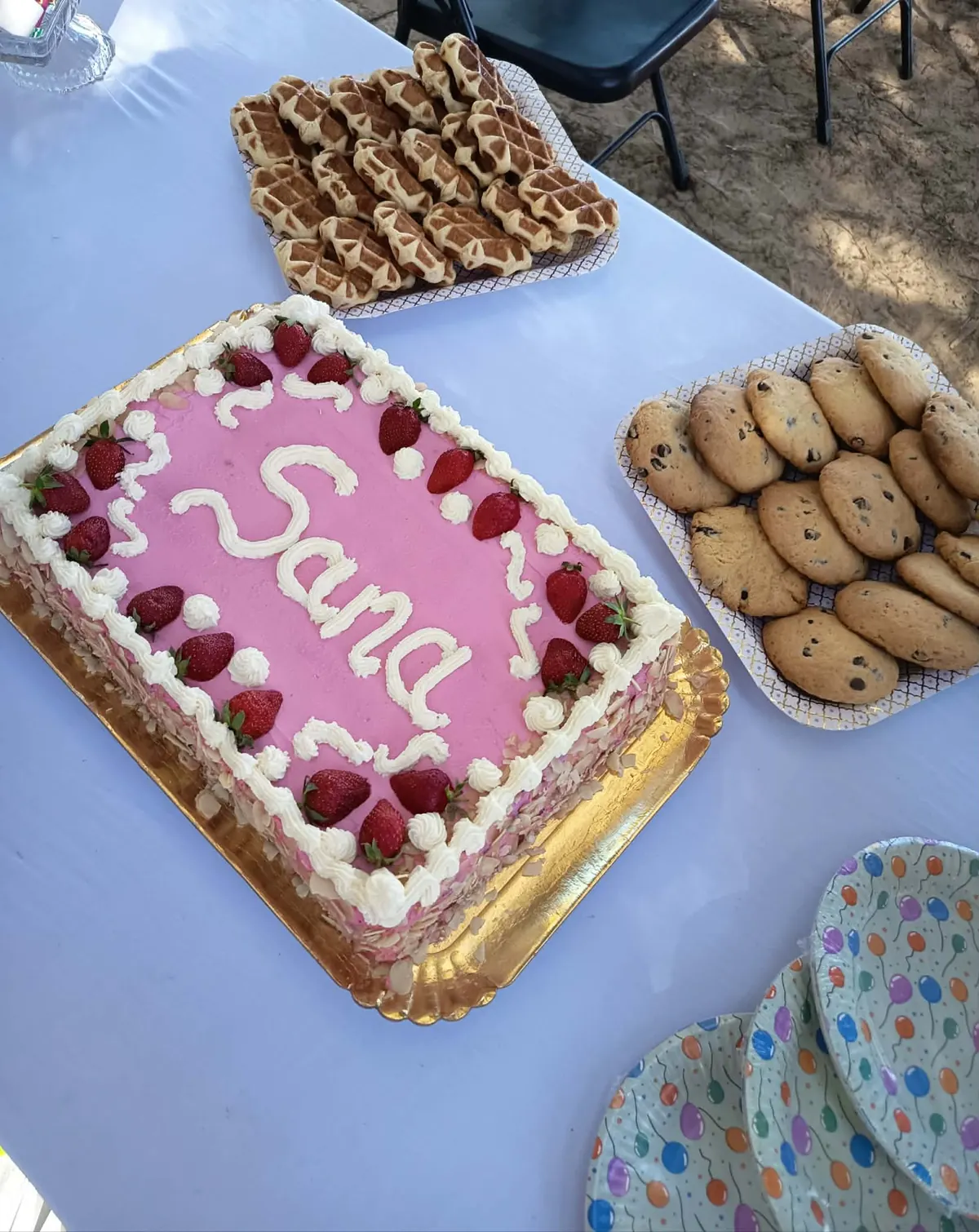 Gâteau d'anniversaire personnalisé au prénom, décoré de fraises et de chantilly