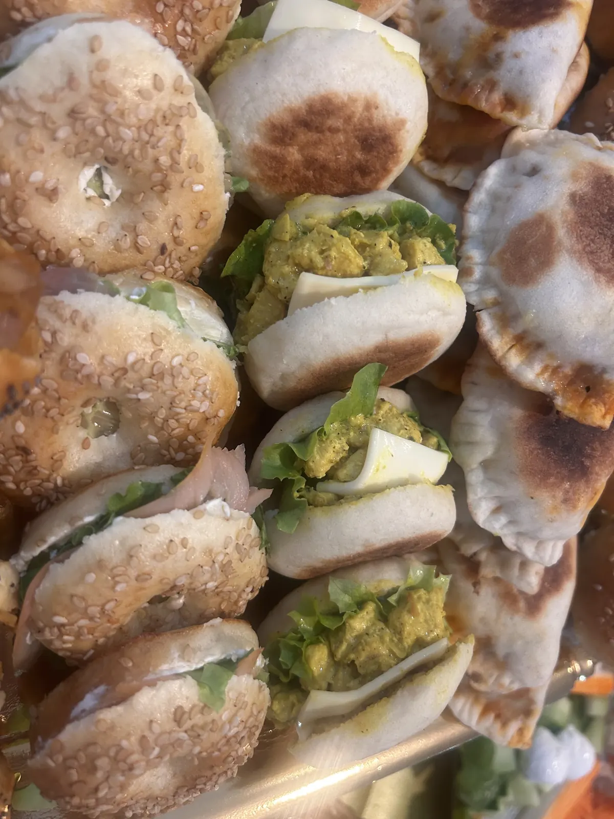 Mini-bagels garnis et chaussons dorés préparés maison