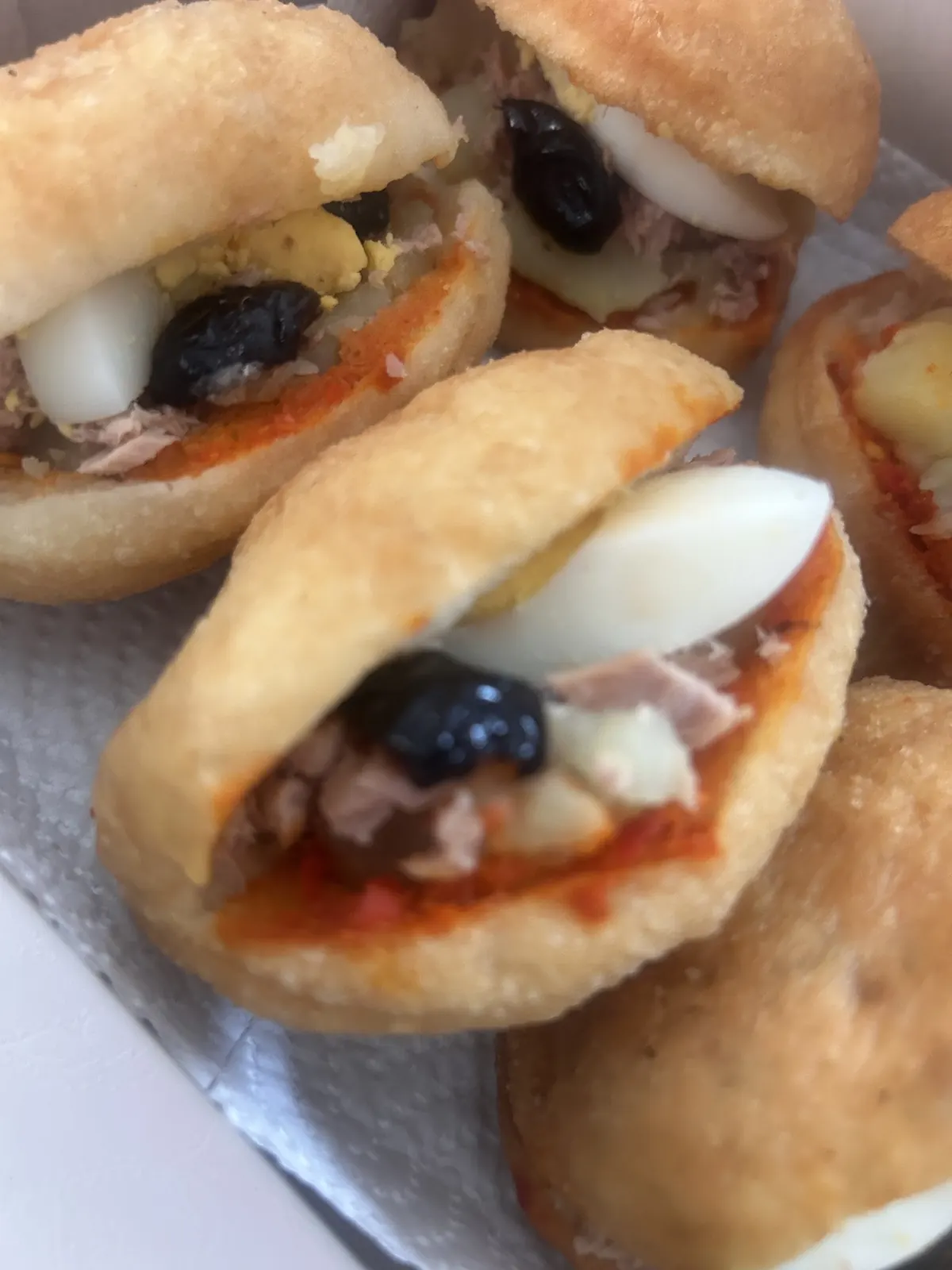 Petits pains garnis au thon, à l'œuf et aux olives