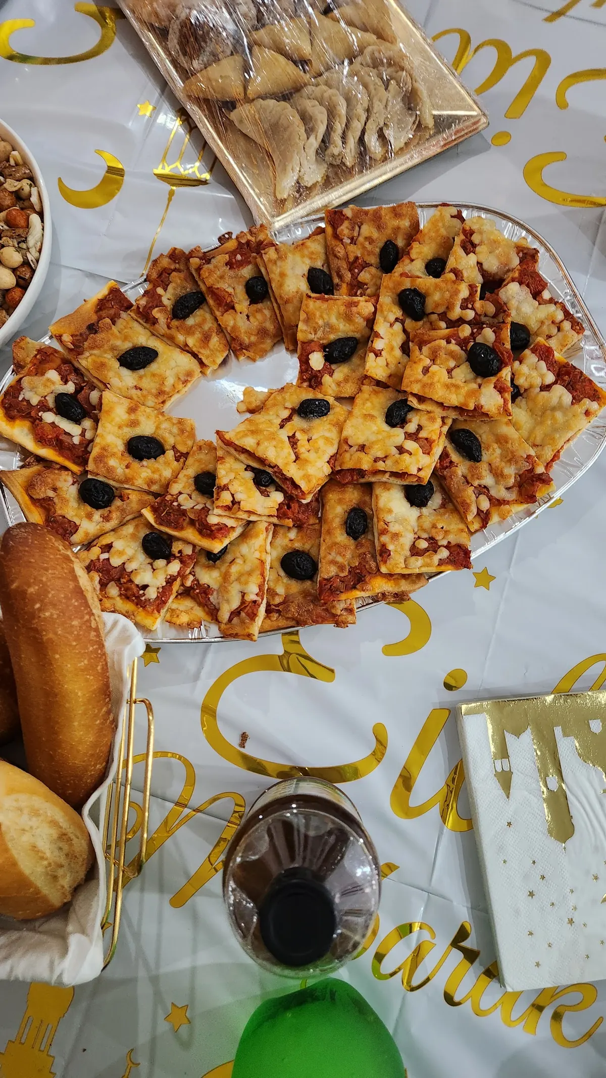 Pizzas maison carrées aux olives préparées pour un buffet
