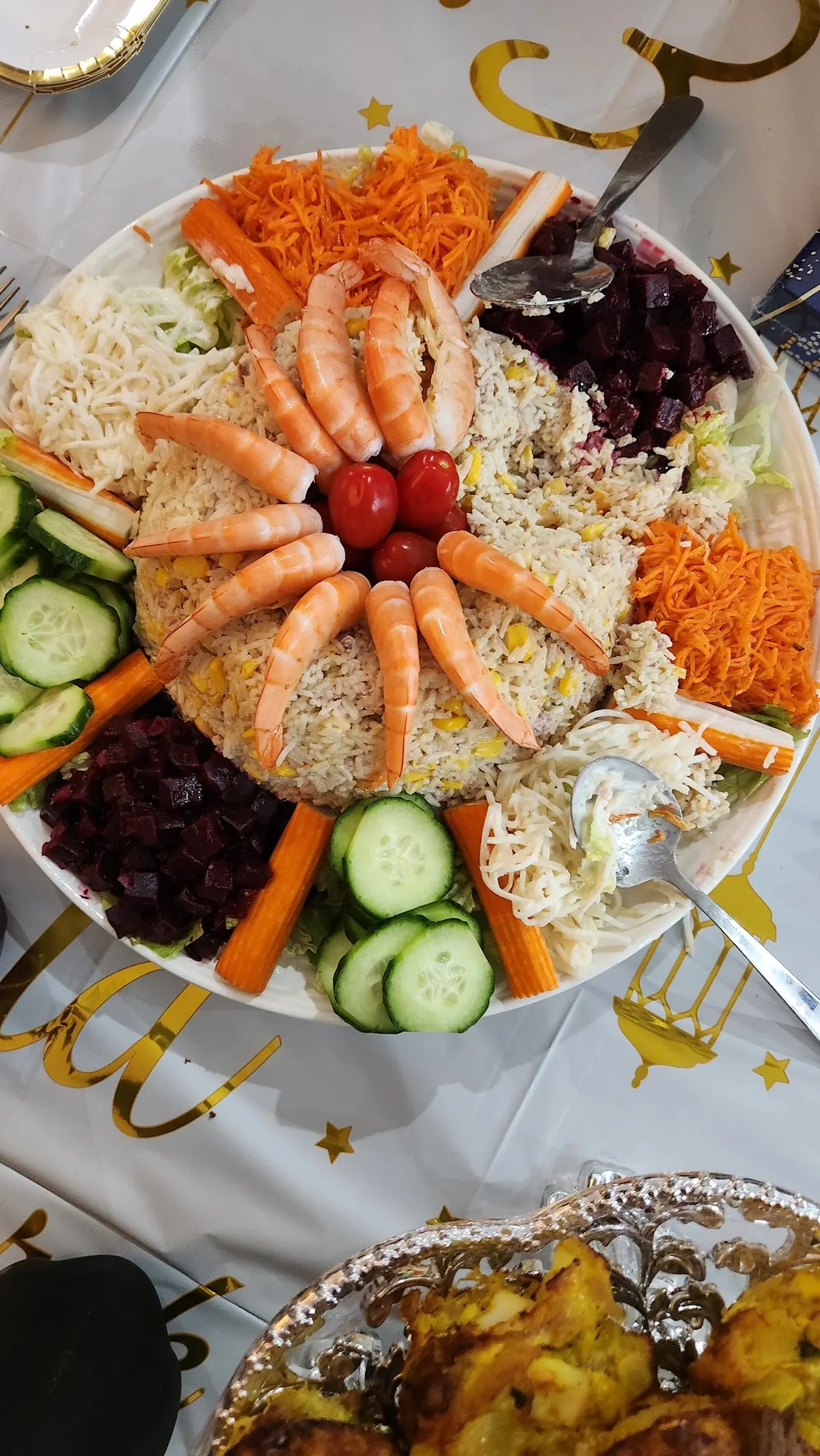 Plateau de crudités et de crevettes préparé pour un buffet de fête