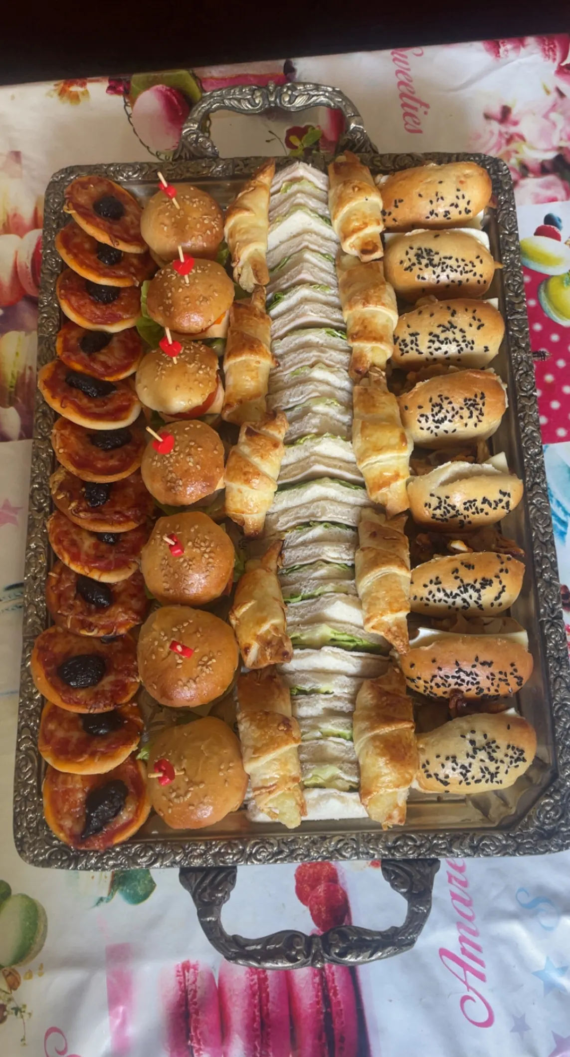 Plateau argenté de mignardises salées faites maison&nbsp;: mini-pizzas, mini-sandwichs et petits pains