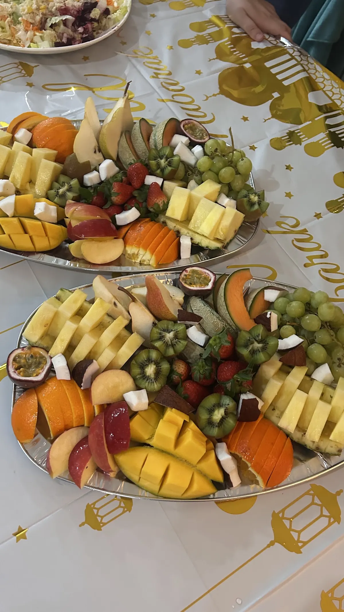 Plateaux de fruits frais&nbsp;: mangue, kiwi, raisin, fruits de la passion