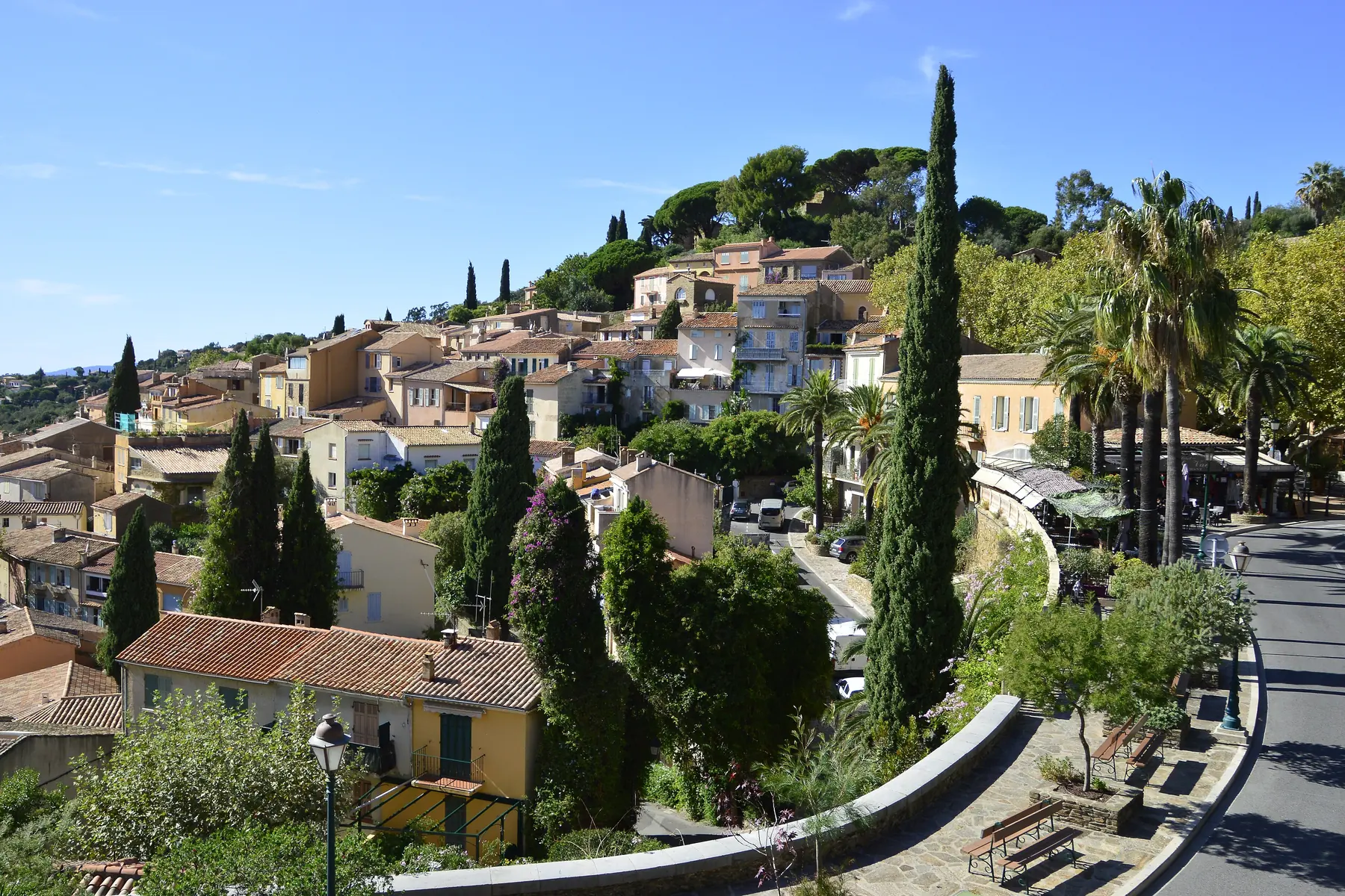 Le village perché de Bormes-les-Mimosas, ses cyprès et ses palmiers