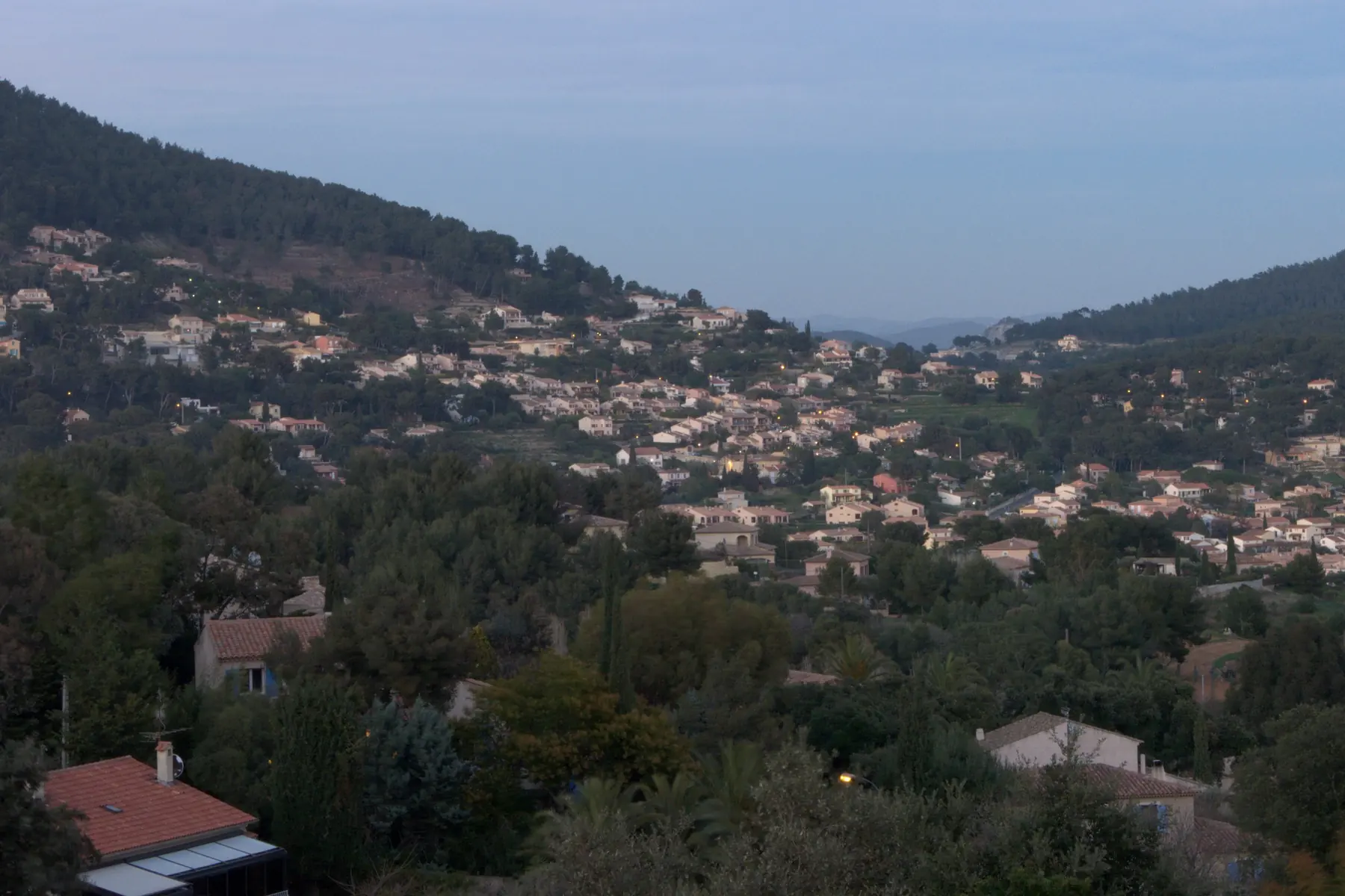 Les collines boisées de Carqueiranne descendant vers la mer
