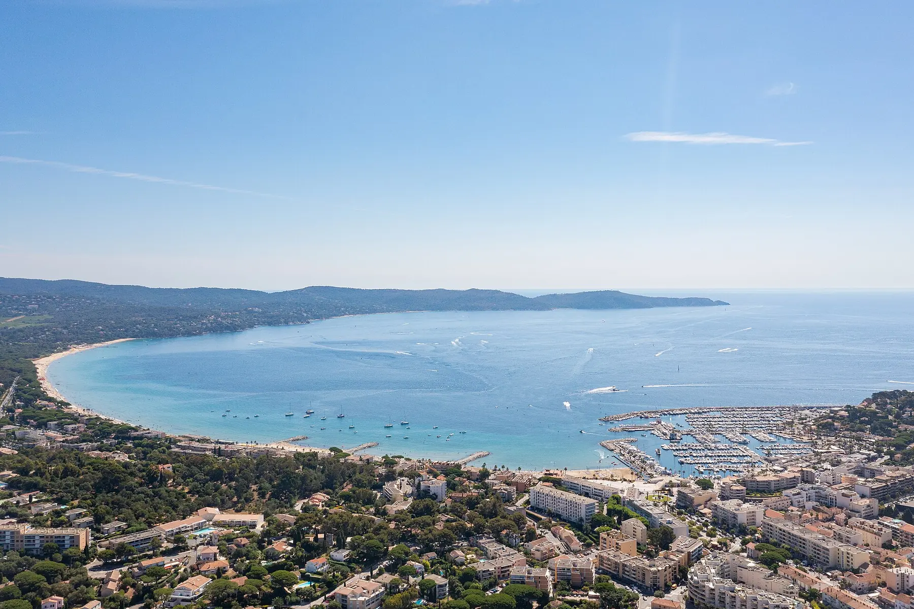 Vue aérienne de la baie et du port de Cavalaire-sur-Mer