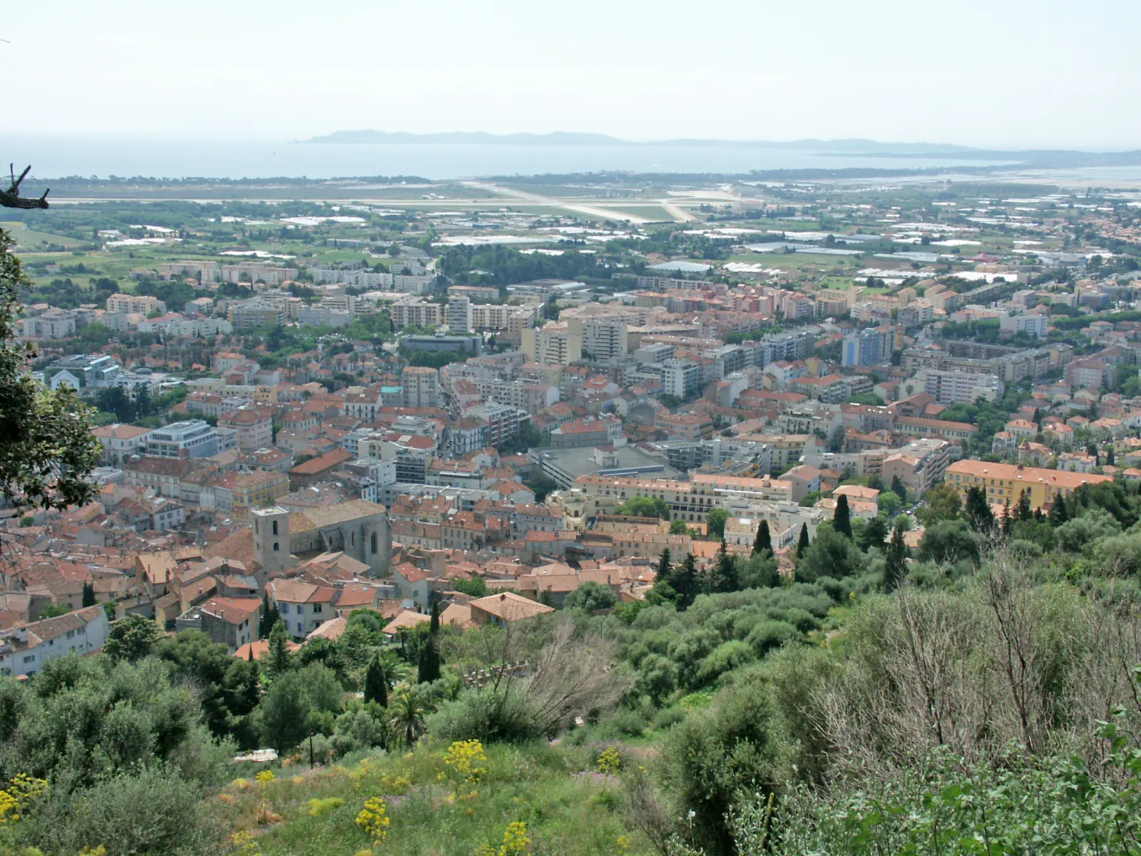 Vue sur Hyères, la presqu'île de Giens et Porquerolles depuis les hauteurs