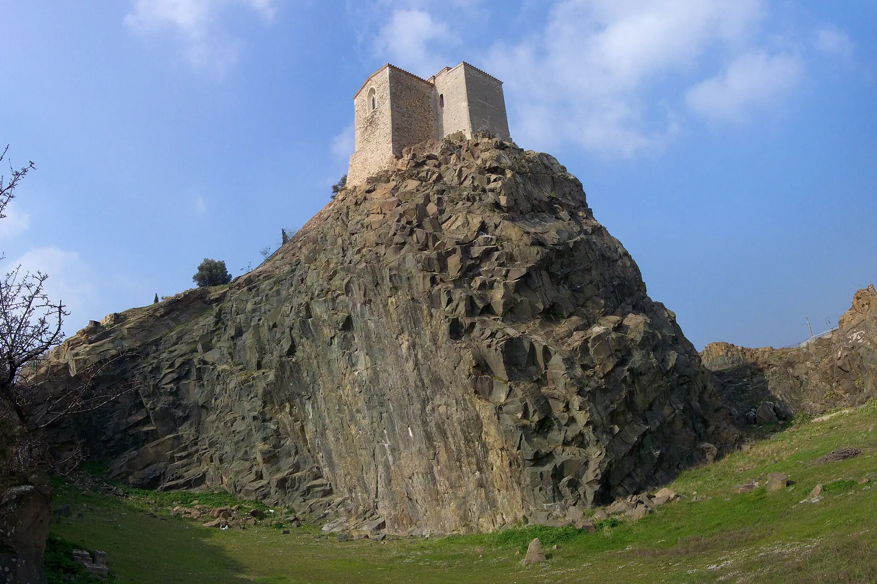 Le Rocher de La Garde surmonté de sa chapelle romane
