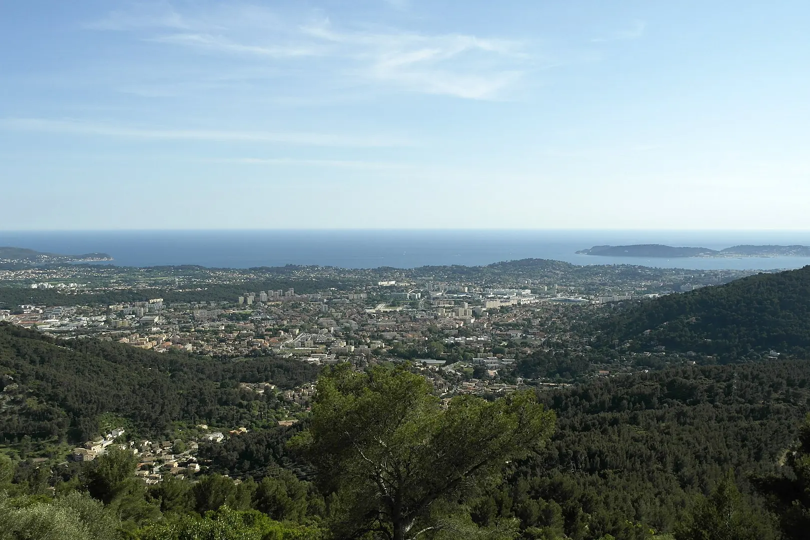 Panorama sur La Valette-du-Var et la rade depuis les collines