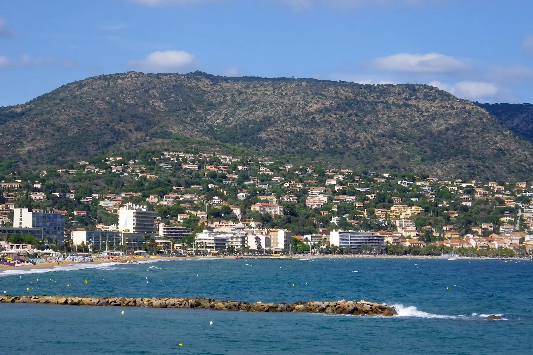 Le Lavandou vu depuis la mer, au pied des collines des Maures