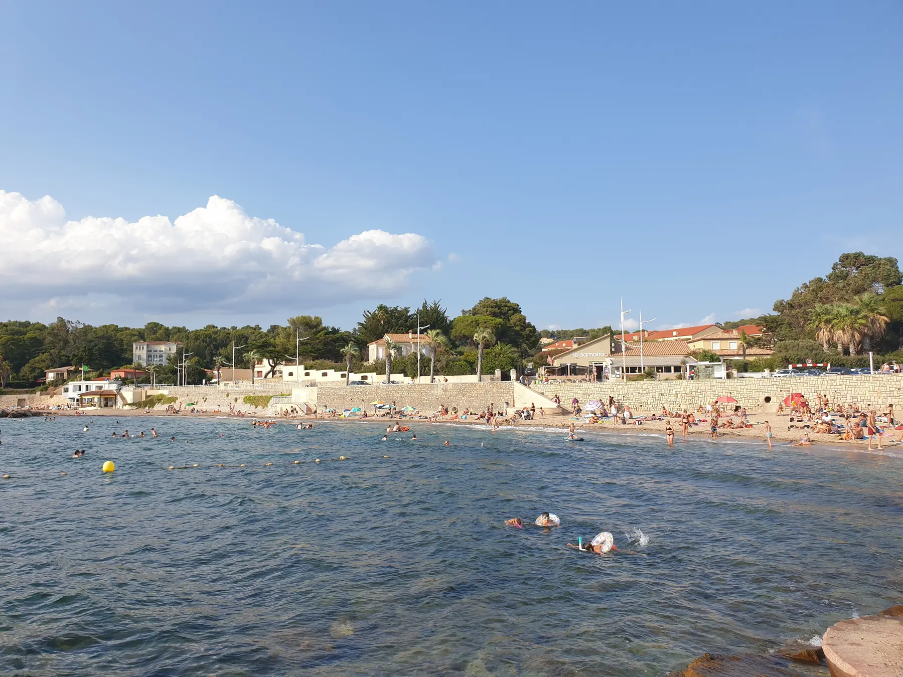 La plage de la Garonne au Pradet, par une journée d'été